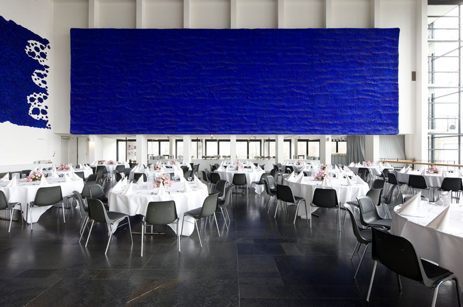 Hauptfoyer mit Yves Kleins blaue Schwammrelief.