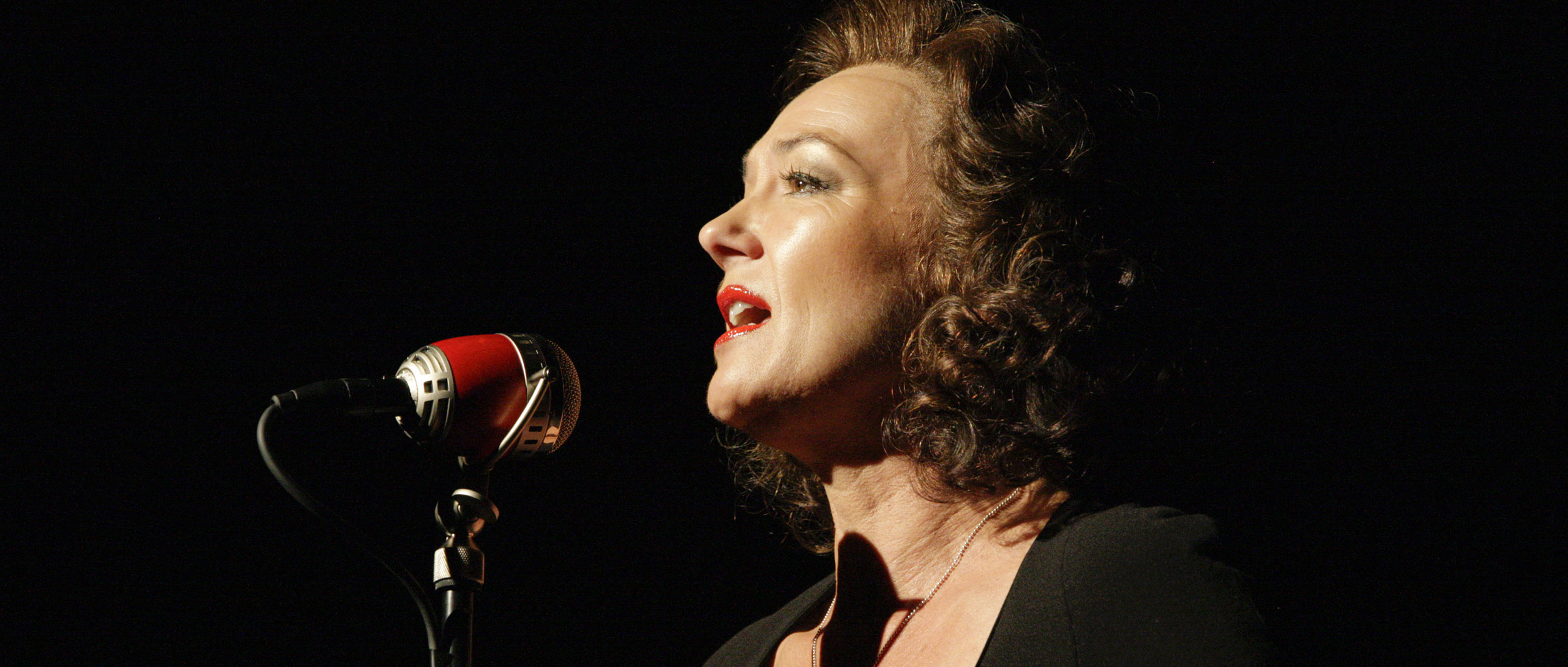 Edith Piaf
Im Bild: Christa Platza als Edith Piaf
Musikalische Leitung: Axel Goldbeck
Inszenierung: Dirk Schattner
Bühne und Kostume:
Musik: Das Spardosen-Terzett
Dramaturgie: Juliane Schunke & Wolfgang Willaschek
Premiere 17.10.2008
Musiktheater im Revier, Gelsenkirchen