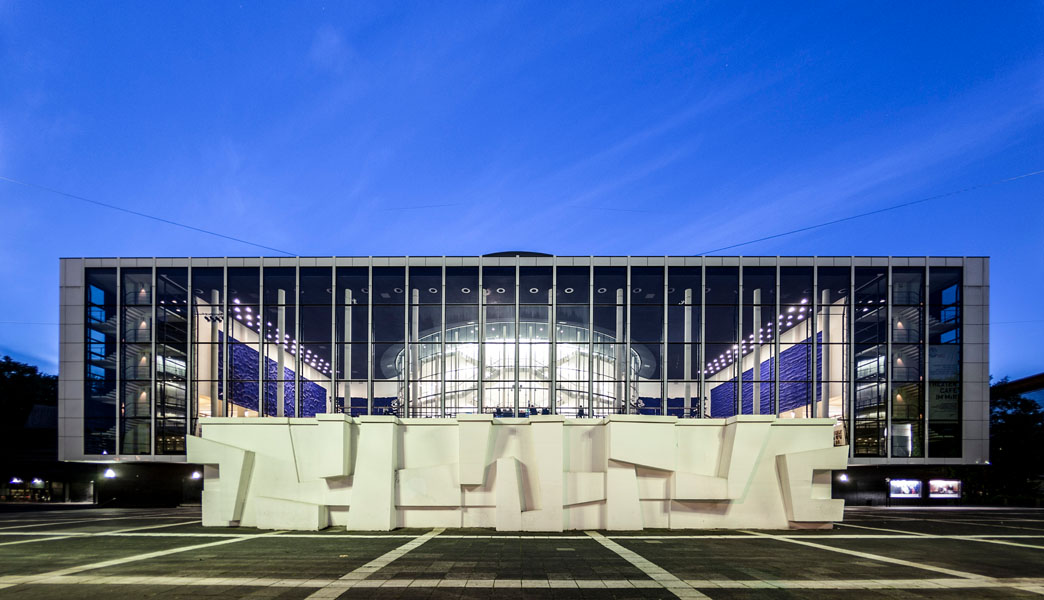 MiR, Hauptfassade während der Aufführung.