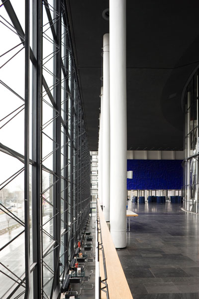 Säulen und Glasfront im Hauptfoyer.