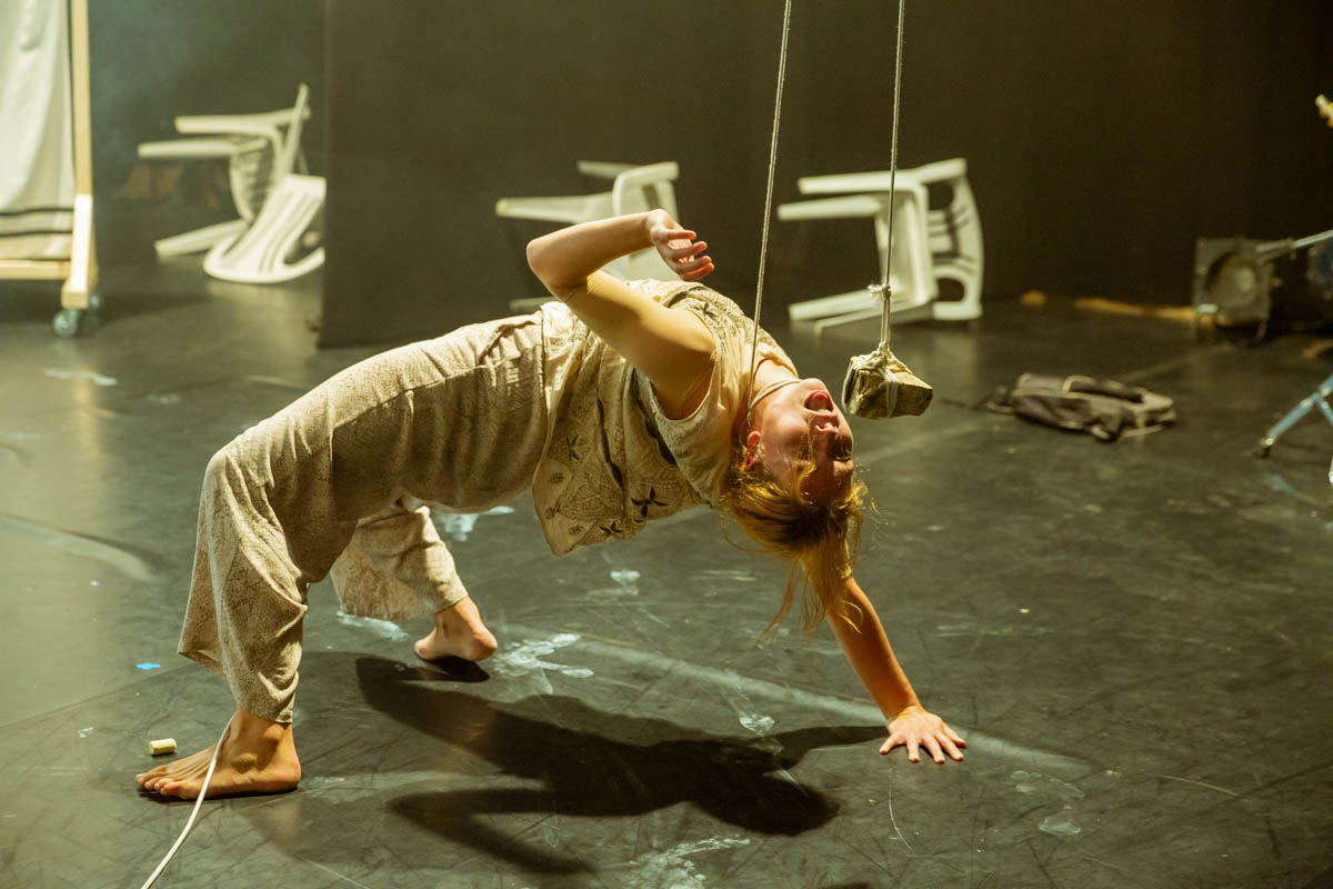 „Bombe spricht“ Tanztheater von Rolf Baumgart & Yoshiko Waki