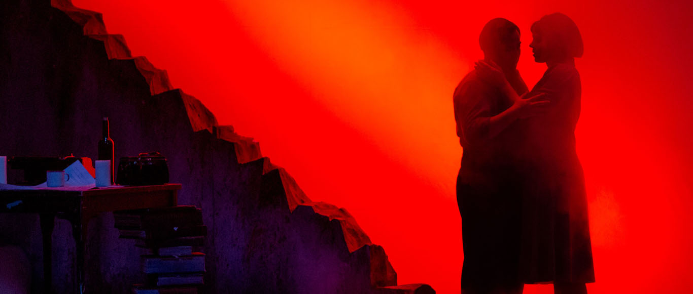 LA BOHÈME Oper von Giacomo Puccini / Wiederaufnahme

Opernhaus



„Scènes de la vie de Bohème“ von Henri Murger in vier Bildern, Text Giuseppe Giacosa und Luigi Illica

In italienischer Sprache mit deutschen Übertiteln



TEAM

Musikalische Leitung: Lutz de Veer

Regie/Bühne/Kostüme: Alexandra Szemerédy, Magdolna Parditka

Licht: Karl Wiedemann

Chor: Tarmo Vaask

Dramaturgie: Wiebke Hetmanek



BESETZUNG

Christian Reuter: Musikalische Leitung

Mimì: Emily Newton

Musetta: Andromahi Raptis

Rodolfo: Arthur Espiritu

Marcello: Sangmin Lee

Schaunard: Wonyong Kang

Colline: Nicolai Karnolsky

Alcindoro: Dariusz Siedlik

Benoît: Suren Manukyan

Parpignol: Klaus Brummer

Sergeant: Moon Shick Oh

Zöllner: Gor Harutyunyan

Orchester: Staatsphilharmonie Nürnberg

Chor: Opernchor

Kinderchor: Jugendchor des Lehrergesangvereins Nürnberg



BESCHREIBUNG

Die Bohemiens feiern, lachen, frieren zusammen und sind auf der Suche nach der einzig wahren Kunst. Das wahre Leben bricht in Gestalt der schwindsüchtigen Mimì in die fröhliche Männer-WG. Ihr Tod öffnet Rodolfo den Blick für die Wirklichkeit – und inspirierte Puccini zu seiner wohl bekanntesten Oper.



Vielleicht war es die Erinnerung an seine eigenen Bohème-Jahre, die Puccini zu den 1851 erschienenen „Szenen aus dem Leben der Bohème“ von Henri Murger zog. Der Roman besteht aus einer lockeren Folge von Episoden, Genreszenen und Gestalten aus dem Pariser Bohème-Milieu, dessen Zentrum vier junge Künstler bilden. Auch Puccini stellt sie in den Mittelpunkt seiner Oper: Den Maler Marcello, den Dichter Rodolfo, den Philosophen Colline und den Musiker Schaunard. Sie leben in einer Art WG zusammen und erproben, ob sie tatsächlich zum Künstler taugen. 



So zumindest definiert Murger den „Zustand Bohème“: „Die Bohème ist die Vorstufe des Künstlerlebens, sie ist die Vorrede zur Akademie, zum Hospital oder zum Leichenschauhaus.“ Diese Definition übernehmen die beiden ungarischen Regisseur