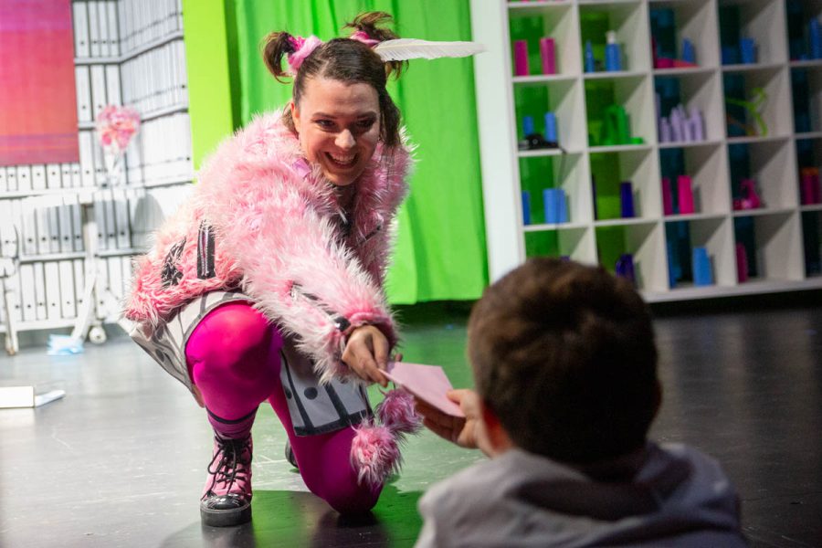 Staatstheater Nürnberg / 2019



Der Kleine Barbier - Kinder­Oper

Kinderoper nach Gioachino Rossini von Johann Casimir Eule und Wiebke Hetmanek

Kooperation mit dem Theater Pfütze und dem Theater Erlangen

Altersempfehlung: 5-10 Jahre



BESCHREIBUNG

Es ist doch zum Haare raufen: Da hat sich Almaviva bis in die Haarspitzen in die schöne Rosina verliebt und kann nicht mit ihr sprechen. Ihr misstrauischer Vormund Dr. Bartolo erlaubt ihr noch nicht einmal, zum Frisör zu gehen. Eine haarige Angelegenheit also! Da kann nur der gewitzte Barbier Figaro helfen ...



Und dieser Figaro ist eine der bekanntesten Opernfiguren überhaupt. Er entstammt Gioachino Rossinis turbulenter Komödie „Der Barbier von Sevilla“, die zum festen Bestandteil des Opernrepertoires gehört. Nach dem Motto „Große Oper für kleine Leute“ haben die Autoren die Rossini‘sche Vorlage für die Kinderoper auf sechzig Minuten gekürzt, die Handlung kindgerecht bearbeitet und die Rezitative durch Dialoge ersetzt. Die temporeiche und witzige Musik Rossinis ist aber im Wesentlichen erhalten geblieben, sie wird von einem Kammerensemble präsentiert.

Und was macht Figaro? Er sprudelt nur so vor Ideen, um seinem verliebten Freund Almaviva zu helfen. Doch so manch einer seiner vermeintlich genialen Einfälle mag nicht so richtig funktionieren, und so muss der Barbier immer mal wieder auf die Hilfe der Kinder zurückgreifen. Auf diese Weise sind die kleinen Zuschauer nicht nur mitten im Geschehen, sondern sie erleben die Musik auch als selbstverständlichen Bestandteil der Geschichte. Die Kinderoper „Der kleine Barbier“ ist nicht nur ein ideales Stück für Opern-Einsteiger, sondern in der kurzweiligen Inszenierung von Ulrich Proschka und der witzigen Ausstattung von Christine Knoll ein lebendiges und spannendes Musiktheater für die ganze Familie.



TEAM

Musikalische Leitung: Andreas Paetzold

Inszenierung: Ulrich Proschka

Bühne und Kostüme: Christine Knoll



BESETZUNG

Musikalische