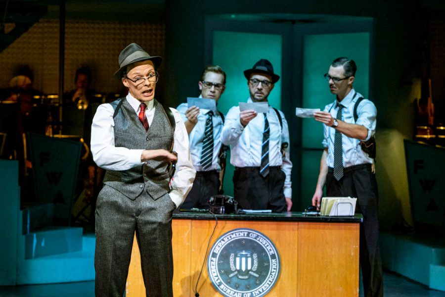 FOTOS: PEDRO MALINOWSKI
Catch me if you can
Musical von Terrence McNally, Marc Shaiman und Scott Wittman
Premiere: Samstag, 06.10.2018 / 19:30 Uhr 
Opernhaus
in deutscher Sprache
In Zusammenarbeit mit outside eye gmbh 
Europäische Erstaufführung im Theater in der Josefstadt, Wien
Pilot, Arzt, Anwalt – Frank Abagnale konnte jeden Beruf ausüben, denn er konnte vor allem eines: bluffen. Seine Biografie wurde 2002 verfilmt; zehn Jahre später erschien das Musical über den genialen Hochstapler, der virtuos die Rollen wechselt und dabei nicht nur vor der Polizei, sondern auch vor sich selbst wegläuft.
Besetzung:
David Jakobs: Frank W. Abagnale Jr.
Rob Pelzer: Carl Hanratty
Inga Krischke: Brenda Strong / Showgirl / Stewardess u.a.
Dirk Weiler: Frank Abagnale Sr./ Agent Branton / Pilot / Arzt u.a.
Alexandra Farkic: Paula Abagnale / Stewardess / Showgirl / Krankenschwester u.a.
Peter Lesiak: Roger Strong / Agent Dollar / Richter / Pilot / Arzt u.a.
Tanja Schön: Carol Strong / Showgirl / Diane / Stewardess u.a.
Tim Hüning: Agent Cod / Jack Barnes / PANAM-Chef / Arzt / Family-Singer u.a.
Christian Louis-James: Streber / Pilot / Assistenzarzt / Showtänzer / Barkeeper u.a.
Yara Hassan: Cheryl-Ann / Showgirl / Stewardess / Krankenschwester u.a.
Robert Johansson: Sportler / Pilot / Assistenzarzt / Showtänzer / Mitch u.a.
Adrian Hochstrasser: Schalterbeamter / Schneider / Kellner / Manager / Pilot / Arzt / Showtänzer u.a.
Amber-Chiara Eul: Betty / Showgirl / Stewardess / Krankenschwester u.a.
Anneke Brunekreeft: Direktorin / Showgirl / Stewardess / Krankenschwester u.a.
Musikalische Leitung: Jürgen Grimm
Regie: Gil Mehmert
Bühne: Jens Kilian
Kostüme: Falk Bauer
Dramaturgie: Wiebke Hetmanek
Choreografie: Melissa King
Licht-Design: Karl Wiedemann