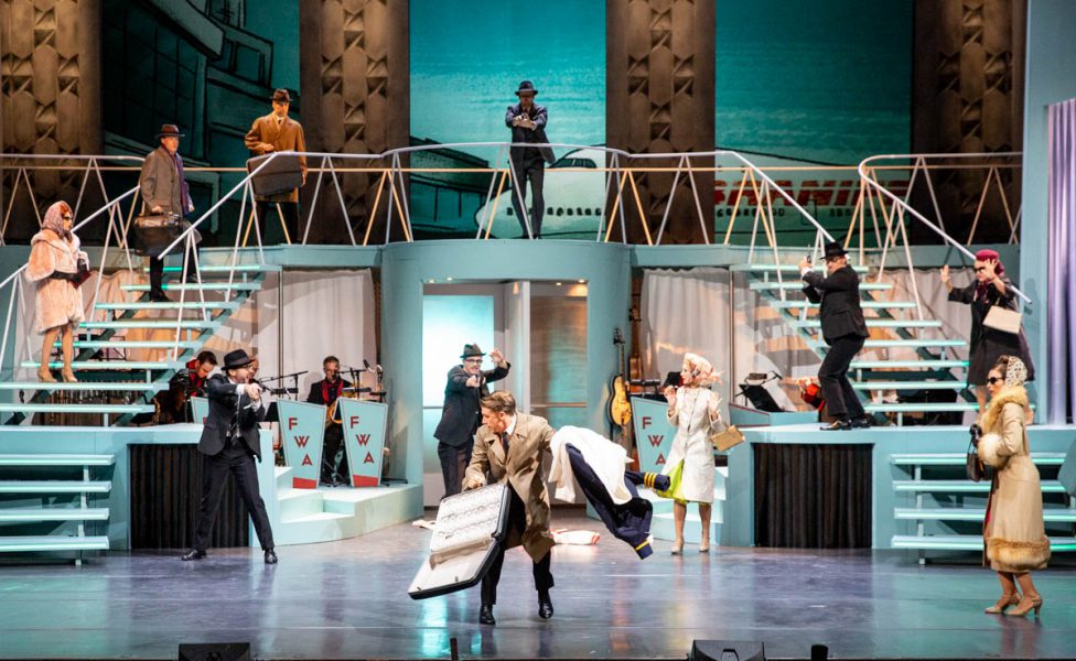 FOTOS: PEDRO MALINOWSKI
Catch me if you can
Musical von Terrence McNally, Marc Shaiman und Scott Wittman
Premiere: Samstag, 06.10.2018 / 19:30 Uhr 
Opernhaus
in deutscher Sprache
In Zusammenarbeit mit outside eye gmbh 
Europäische Erstaufführung im Theater in der Josefstadt, Wien
Pilot, Arzt, Anwalt – Frank Abagnale konnte jeden Beruf ausüben, denn er konnte vor allem eines: bluffen. Seine Biografie wurde 2002 verfilmt; zehn Jahre später erschien das Musical über den genialen Hochstapler, der virtuos die Rollen wechselt und dabei nicht nur vor der Polizei, sondern auch vor sich selbst wegläuft.
Besetzung:
David Jakobs: Frank W. Abagnale Jr.
Rob Pelzer: Carl Hanratty
Inga Krischke: Brenda Strong / Showgirl / Stewardess u.a.
Dirk Weiler: Frank Abagnale Sr./ Agent Branton / Pilot / Arzt u.a.
Alexandra Farkic: Paula Abagnale / Stewardess / Showgirl / Krankenschwester u.a.
Peter Lesiak: Roger Strong / Agent Dollar / Richter / Pilot / Arzt u.a.
Tanja Schön: Carol Strong / Showgirl / Diane / Stewardess u.a.
Tim Hüning: Agent Cod / Jack Barnes / PANAM-Chef / Arzt / Family-Singer u.a.
Christian Louis-James: Streber / Pilot / Assistenzarzt / Showtänzer / Barkeeper u.a.
Yara Hassan: Cheryl-Ann / Showgirl / Stewardess / Krankenschwester u.a.
Robert Johansson: Sportler / Pilot / Assistenzarzt / Showtänzer / Mitch u.a.
Adrian Hochstrasser: Schalterbeamter / Schneider / Kellner / Manager / Pilot / Arzt / Showtänzer u.a.
Amber-Chiara Eul: Betty / Showgirl / Stewardess / Krankenschwester u.a.
Anneke Brunekreeft: Direktorin / Showgirl / Stewardess / Krankenschwester u.a.
Musikalische Leitung: Jürgen Grimm
Regie: Gil Mehmert
Bühne: Jens Kilian
Kostüme: Falk Bauer
Dramaturgie: Wiebke Hetmanek
Choreografie: Melissa King
Licht-Design: Karl Wiedemann