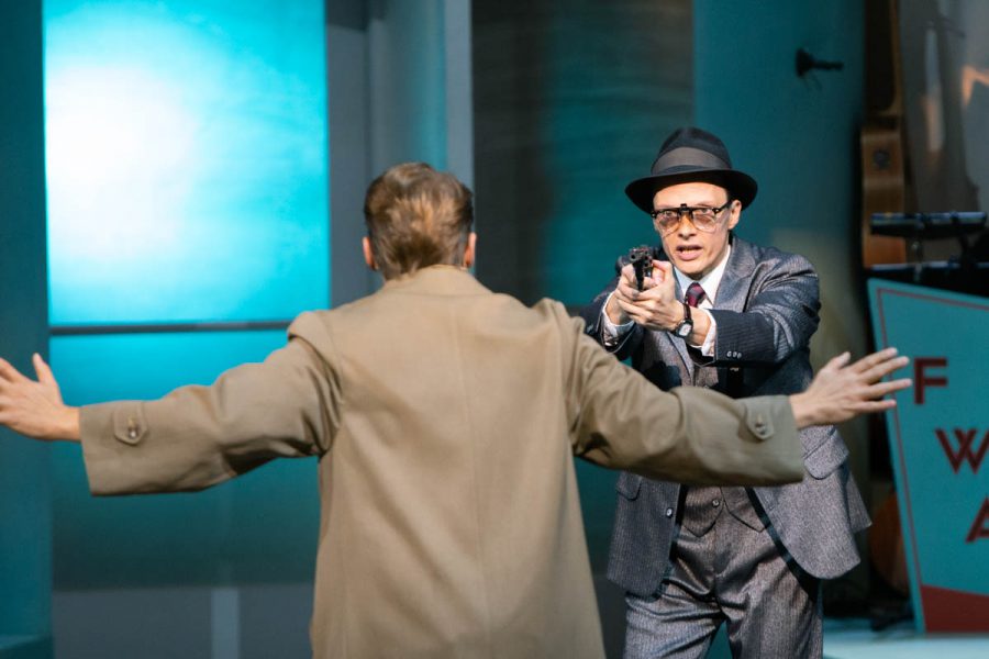 FOTOS: PEDRO MALINOWSKI
Catch me if you can
Musical von Terrence McNally, Marc Shaiman und Scott Wittman
Premiere: Samstag, 06.10.2018 / 19:30 Uhr 
Opernhaus
in deutscher Sprache
In Zusammenarbeit mit outside eye gmbh 
Europäische Erstaufführung im Theater in der Josefstadt, Wien
Pilot, Arzt, Anwalt – Frank Abagnale konnte jeden Beruf ausüben, denn er konnte vor allem eines: bluffen. Seine Biografie wurde 2002 verfilmt; zehn Jahre später erschien das Musical über den genialen Hochstapler, der virtuos die Rollen wechselt und dabei nicht nur vor der Polizei, sondern auch vor sich selbst wegläuft.
Besetzung:
David Jakobs: Frank W. Abagnale Jr.
Rob Pelzer: Carl Hanratty
Inga Krischke: Brenda Strong / Showgirl / Stewardess u.a.
Dirk Weiler: Frank Abagnale Sr./ Agent Branton / Pilot / Arzt u.a.
Alexandra Farkic: Paula Abagnale / Stewardess / Showgirl / Krankenschwester u.a.
Peter Lesiak: Roger Strong / Agent Dollar / Richter / Pilot / Arzt u.a.
Tanja Schön: Carol Strong / Showgirl / Diane / Stewardess u.a.
Tim Hüning: Agent Cod / Jack Barnes / PANAM-Chef / Arzt / Family-Singer u.a.
Christian Louis-James: Streber / Pilot / Assistenzarzt / Showtänzer / Barkeeper u.a.
Yara Hassan: Cheryl-Ann / Showgirl / Stewardess / Krankenschwester u.a.
Robert Johansson: Sportler / Pilot / Assistenzarzt / Showtänzer / Mitch u.a.
Adrian Hochstrasser: Schalterbeamter / Schneider / Kellner / Manager / Pilot / Arzt / Showtänzer u.a.
Amber-Chiara Eul: Betty / Showgirl / Stewardess / Krankenschwester u.a.
Anneke Brunekreeft: Direktorin / Showgirl / Stewardess / Krankenschwester u.a.
Musikalische Leitung: Jürgen Grimm
Regie: Gil Mehmert
Bühne: Jens Kilian
Kostüme: Falk Bauer
Dramaturgie: Wiebke Hetmanek
Choreografie: Melissa King
Licht-Design: Karl Wiedemann