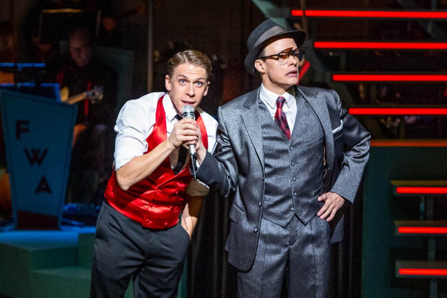 FOTOS: PEDRO MALINOWSKI
Catch me if you can
Musical von Terrence McNally, Marc Shaiman und Scott Wittman
Premiere: Samstag, 06.10.2018 / 19:30 Uhr 
Opernhaus
in deutscher Sprache
In Zusammenarbeit mit outside eye gmbh 
Europäische Erstaufführung im Theater in der Josefstadt, Wien
Pilot, Arzt, Anwalt – Frank Abagnale konnte jeden Beruf ausüben, denn er konnte vor allem eines: bluffen. Seine Biografie wurde 2002 verfilmt; zehn Jahre später erschien das Musical über den genialen Hochstapler, der virtuos die Rollen wechselt und dabei nicht nur vor der Polizei, sondern auch vor sich selbst wegläuft.
Besetzung:
David Jakobs: Frank W. Abagnale Jr.
Rob Pelzer: Carl Hanratty
Inga Krischke: Brenda Strong / Showgirl / Stewardess u.a.
Dirk Weiler: Frank Abagnale Sr./ Agent Branton / Pilot / Arzt u.a.
Alexandra Farkic: Paula Abagnale / Stewardess / Showgirl / Krankenschwester u.a.
Peter Lesiak: Roger Strong / Agent Dollar / Richter / Pilot / Arzt u.a.
Tanja Schön: Carol Strong / Showgirl / Diane / Stewardess u.a.
Tim Hüning: Agent Cod / Jack Barnes / PANAM-Chef / Arzt / Family-Singer u.a.
Christian Louis-James: Streber / Pilot / Assistenzarzt / Showtänzer / Barkeeper u.a.
Yara Hassan: Cheryl-Ann / Showgirl / Stewardess / Krankenschwester u.a.
Robert Johansson: Sportler / Pilot / Assistenzarzt / Showtänzer / Mitch u.a.
Adrian Hochstrasser: Schalterbeamter / Schneider / Kellner / Manager / Pilot / Arzt / Showtänzer u.a.
Amber-Chiara Eul: Betty / Showgirl / Stewardess / Krankenschwester u.a.
Anneke Brunekreeft: Direktorin / Showgirl / Stewardess / Krankenschwester u.a.
Musikalische Leitung: Jürgen Grimm
Regie: Gil Mehmert
Bühne: Jens Kilian
Kostüme: Falk Bauer
Dramaturgie: Wiebke Hetmanek
Choreografie: Melissa King
Licht-Design: Karl Wiedemann