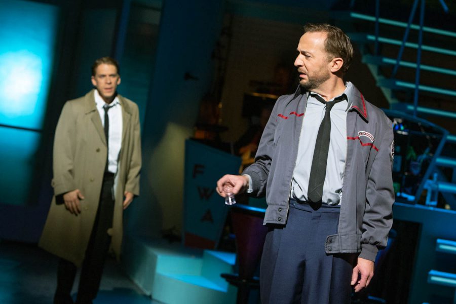 FOTOS: PEDRO MALINOWSKI
Catch me if you can
Musical von Terrence McNally, Marc Shaiman und Scott Wittman
Premiere: Samstag, 06.10.2018 / 19:30 Uhr 
Opernhaus
in deutscher Sprache
In Zusammenarbeit mit outside eye gmbh 
Europäische Erstaufführung im Theater in der Josefstadt, Wien
Pilot, Arzt, Anwalt – Frank Abagnale konnte jeden Beruf ausüben, denn er konnte vor allem eines: bluffen. Seine Biografie wurde 2002 verfilmt; zehn Jahre später erschien das Musical über den genialen Hochstapler, der virtuos die Rollen wechselt und dabei nicht nur vor der Polizei, sondern auch vor sich selbst wegläuft.
Besetzung:
David Jakobs: Frank W. Abagnale Jr.
Rob Pelzer: Carl Hanratty
Inga Krischke: Brenda Strong / Showgirl / Stewardess u.a.
Dirk Weiler: Frank Abagnale Sr./ Agent Branton / Pilot / Arzt u.a.
Alexandra Farkic: Paula Abagnale / Stewardess / Showgirl / Krankenschwester u.a.
Peter Lesiak: Roger Strong / Agent Dollar / Richter / Pilot / Arzt u.a.
Tanja Schön: Carol Strong / Showgirl / Diane / Stewardess u.a.
Tim Hüning: Agent Cod / Jack Barnes / PANAM-Chef / Arzt / Family-Singer u.a.
Christian Louis-James: Streber / Pilot / Assistenzarzt / Showtänzer / Barkeeper u.a.
Yara Hassan: Cheryl-Ann / Showgirl / Stewardess / Krankenschwester u.a.
Robert Johansson: Sportler / Pilot / Assistenzarzt / Showtänzer / Mitch u.a.
Adrian Hochstrasser: Schalterbeamter / Schneider / Kellner / Manager / Pilot / Arzt / Showtänzer u.a.
Amber-Chiara Eul: Betty / Showgirl / Stewardess / Krankenschwester u.a.
Anneke Brunekreeft: Direktorin / Showgirl / Stewardess / Krankenschwester u.a.
Musikalische Leitung: Jürgen Grimm
Regie: Gil Mehmert
Bühne: Jens Kilian
Kostüme: Falk Bauer
Dramaturgie: Wiebke Hetmanek
Choreografie: Melissa King
Licht-Design: Karl Wiedemann