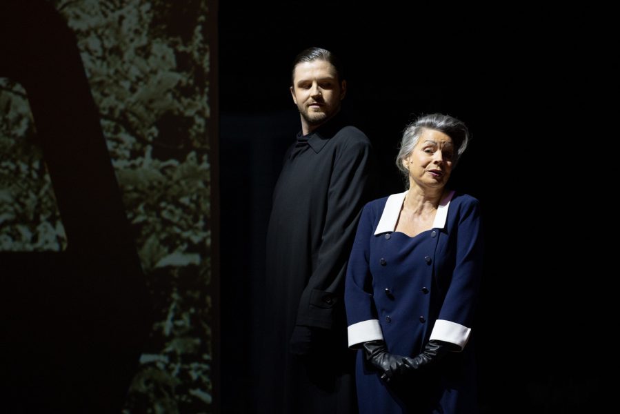 DIE FRAU OHNE SCHATTEN
Oper von Richard Strauss
Libretto von Hugo von Hofmannsthal

Fotos © Pedro Malinowski

In deutscher Sprache mit deutschen und englischen Untertiteln
Live aus dem Staatstheater Nürnberg auf BR-KLASSIK
Zwei Paare aus sehr unterschiedlichen Welten sind auf der Suche nach ihrer Liebe. Der Kaiser hat eine Prinzessin aus der Geisterwelt zu seiner Kaiserin gemacht und lenkt sich nun mit Jagd und Vergnügungen davon ab, dass er nicht mit ihr schlafen kann. Die Färberin hat mit Barak den gutmütigsten Ehemann, der sich denken lässt, aber er ist so freundlich und verständnisvoll, dass sie wütend wird und jedes Begehren verliert. Zwei Paare, die keine Kinder bekommen, weil sie noch gar nicht wissen, was ihre Beziehung überhaupt sein soll. Ein musikalisches Märchen, eine psychologische Studie zwischen „Zauberflöte“ und Sigmund Freud, eine Reise ins Innere der Liebe, die in eine Welt voller Fragen führt.

Musikalische Leitung: Joana Mallwitz
Regie: Jens-Daniel Herzog
Bühne: Johannes Schütz
Mitarbeit Bühne: Daniel Gantz
Kostüme: Sibylle Gädeke
Licht: Kai Luczak
Chorleitung: Tarmo Vaask
Einstudierung Kinderchor: Philipp Roosz, Tarmo Vaask
Video: Matthias Neuenhofer
Dramaturgie: Georg Holzer, Hans-Peter Frings

BESETZUNG AM 02.10.2022
Joana Mallwitz: Tagesaktuelle Dirigat
Der Kaiser: Tadeusz Szlenkier
Die Kaiserin: Ilia Papandreou
Die Amme: Lioba Braun

Barak: Thomas Jesatko
Färberin, sein Weib: Manuela Uhl
Der Geisterbote: Samuel Hasselhorn
Ein Hüter der Schwelle des Tempels: Chloë Morgan
Die Erscheinung eines Jünglings: Martin Platz
Die Stimme des Falken: Andromahi Raptis
Der Einäugige: Wonyong Kang
Der Einarmige: Taras Konoshchenko
Der Bucklige: Hans Kittelmann
Orchester: Staatsphilharmonie Nürnberg
Chor: Chor des Staatstheater Nürnberg
Kinderchor: Kinderopernchor des Staatstheater Nürnberg
Statisterie: Statisterie des Staatstheater Nürnberg
Kinderstatisterie: Statisterie des Staatstheater Nürnberg

Premiere: Opernhaus, Sonntag