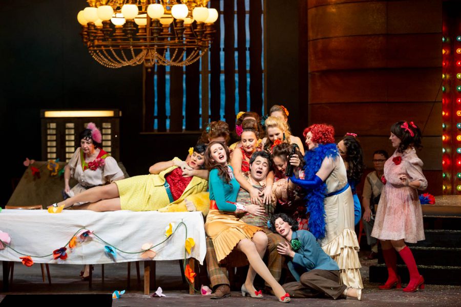 FOTOS: PEDRO MALINOWSKI
L’elisir d’amore (Der Liebestrank)
Libretto von Felice Romani
UA 1832
In italienischer Sprache mit deutschen Übertiteln
Eine Kooperation mit der Semperoper Dresden
Besetzung:
Adina: Dongmin Lee
Nemorino: Ibrahim Yesilay
Dulcamara: Joachim G. Maaß
Belcore: Michael Dahmen / Zhive Kremshovski
Gianetta: Lina Hoffmann
Alleinunterhalter: Askan Geisler / Salvador Caro
Soldat: Sebastian Schiller
Musikalische Leitung: Thomas Rimes / Yura Yang
Inszenierung: Michael Schulz
Bühne: Dirk Becker
Kostüme: Renée Listerdal
Dramaturgie: Stephan Steinmetz
Licht: Thomas Ratzinger
Chor: Alexander Eberle
GESCHICHTE 
Der unglückliche Nemorino liebt die schöne und gebildete Adina, jedoch bisher ohne Erfolg. Und auch Adina wartet vergeblich auf einen Traumprinzen – so wie er in ihren Romanen steht. Da bringt ein Trupp Soldaten plötzlich Leben ins Dorf. Sergeant Belcore macht auf Adina gewaltigen Eindruck und ihr sofort einen Heiratsantrag. Nemorino steckt nun in einer verzweifelten Lage. Doch er hat Glück: Ein gewisser „Doktor“ Dulcamara hat einen echten Liebestrank im Angebot. Nemorino müsse nur eine Flasche davon trinken, und am nächsten Tag verliebe sich Adina unsterblich in ihn. Als auf Adinas Hochzeit plötzlich das Gerücht die Runde macht, Nemorino sei Alleinerbe seines verstorbenen reichen Onkels, wird er im Nu zum begehrtesten Junggesellen. Wird der Trank bei Adina auch so schnell wirken? Unter den zahlreichen Werken Gaetano Donizettis ist „L‘elisir d‘amore“ („Der Liebestrank“) aus dem Jahr 1832 die mit Abstand beliebteste komische Oper.