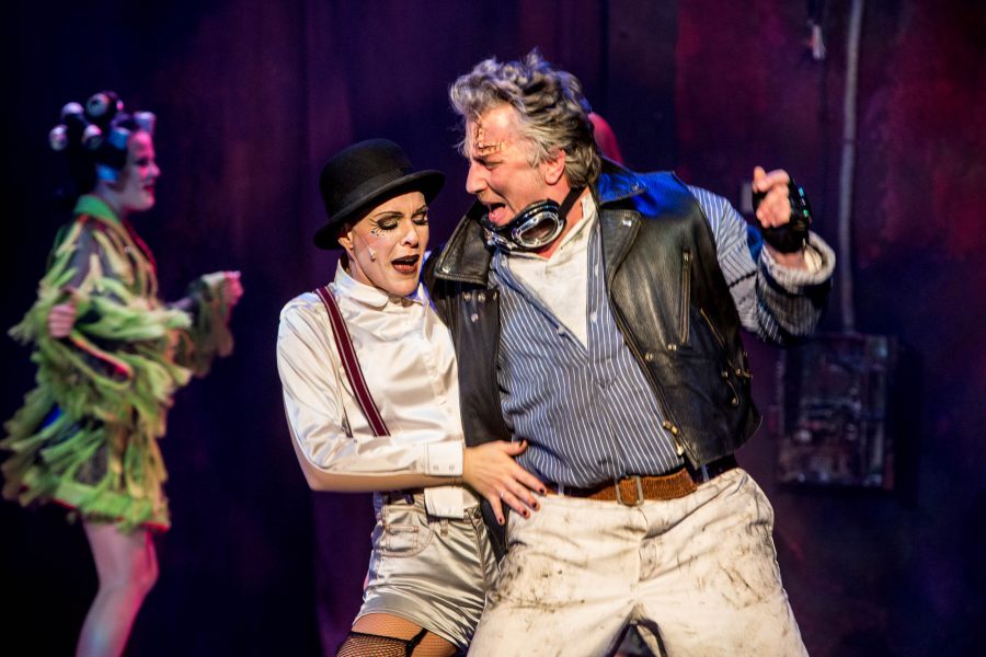 FOTOS: PEDRO MALINOWSKI
The Rocky Horror Show
Musical von Richard O’Brien
Buch von Richard O’Brien und Jim Sharman
Liedtexte von Richard O’Brien
Ua 1973
Besetzung:
Magenta: Christa Platzer
Janet: Bele Kumberger | Sina Jacka
Brad: Tim Al-Windawe | Peter Rembold
Riff-Raff: E. Mark Murphy | Rüdiger Frank
Columbia: Annika Firley
Frank'n'furter: Henrik Wager
Rocky: Christian Funk | Arvid Assarsson
Eddie: Lars-Oliver Rühl | Philipp Werner
Dr. Scott: Tomas Möwes
Erzähler: Joachim G. Maass
Ensemble: 
Andrea Graf, 
Iris Oppatja, 
Arvid Assarsson, 
Philipp Georgopoulos, 
N. N., 
N. N.
Dialoge in deutscher, Songs in englischer Sprache
Premiere: 20. Feb. 2016, 19.30 Uhr
Musikalische Leitung: Wolfgang Wilger
Nachdirigat: Thomas Rimes
Inszenierung: Johannes Reitmeier
Choreografie: Seân Stephens
Bühne: Michael D. Zimmermann
Kostüme: Andreas Meyer
Dramaturgie: Anna Grundmeier