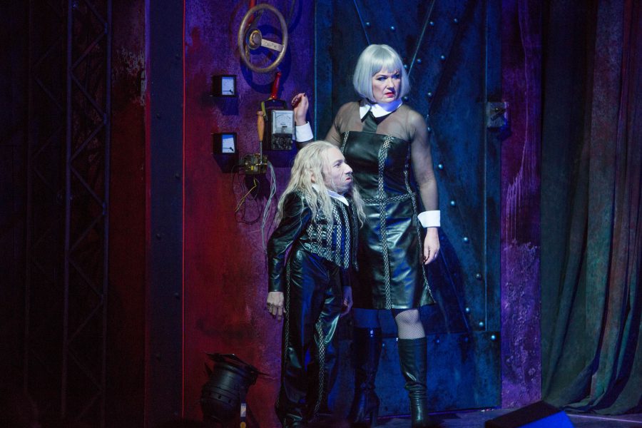 FOTOS: PEDRO MALINOWSKI
The Rocky Horror Show
Musical von Richard O’Brien
Buch von Richard O’Brien und Jim Sharman
Liedtexte von Richard O’Brien
Ua 1973
Besetzung:
Magenta: Christa Platzer
Janet: Bele Kumberger | Sina Jacka
Brad: Tim Al-Windawe | Peter Rembold
Riff-Raff: E. Mark Murphy | Rüdiger Frank
Columbia: Annika Firley
Frank'n'furter: Henrik Wager
Rocky: Christian Funk | Arvid Assarsson
Eddie: Lars-Oliver Rühl | Philipp Werner
Dr. Scott: Tomas Möwes
Erzähler: Joachim G. Maass
Ensemble: 
Andrea Graf, 
Iris Oppatja, 
Arvid Assarsson, 
Philipp Georgopoulos, 
N. N., 
N. N.
Dialoge in deutscher, Songs in englischer Sprache
Premiere: 20. Feb. 2016, 19.30 Uhr
Musikalische Leitung: Wolfgang Wilger
Nachdirigat: Thomas Rimes
Inszenierung: Johannes Reitmeier
Choreografie: Seân Stephens
Bühne: Michael D. Zimmermann
Kostüme: Andreas Meyer
Dramaturgie: Anna Grundmeier